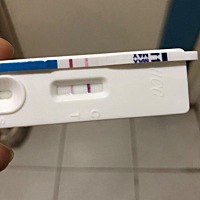 请大家帮忙帮我看下这是怀孕了吗，月经一个星期多没来了，早上测得