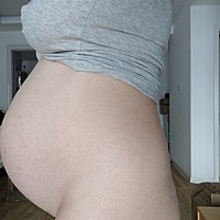 很好奇男女，早上起来没吃饭肚子是尖的，吃了饭会变圆一点，九个月了，非常好奇宝宝的性别😂