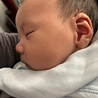 这小家伙白天一放到床上睡觉不到十分钟就醒来，然后哭闹。白天总要人抱，还得竖抱！姐妹们，你们有没有...