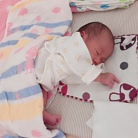 宝宝今天才十天，婆婆就一直让老公跟我说出去上班的事，说工作多好多好离家近，孩子这么小，我真不舍的...