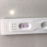 大家帮我看看是不是怀孕了 例假推迟四天，今天测了刚开始大白板，有四五分钟左右隐隐约约能看的到第二条...