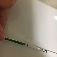 上月月经11号，今天晚上测的，测孕纸测的时候前几分钟那条线很淡很淡，后面明显一点，这样准吗？测...