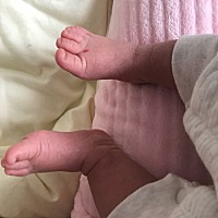 宝宝醒来就要吃 吃完奶粉还一定要抱着哄睡着 要不就是吸着奶睡觉 有这样的宝宝吗
