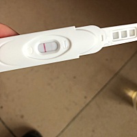 2月6日来的例假，7天，今天三月10日还没来，这是昨天中午测的结果，测后6到7分钟左右拍的照片，今天白带...