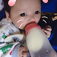 才二十多天你就会用手捧着奶瓶自己喝奶了