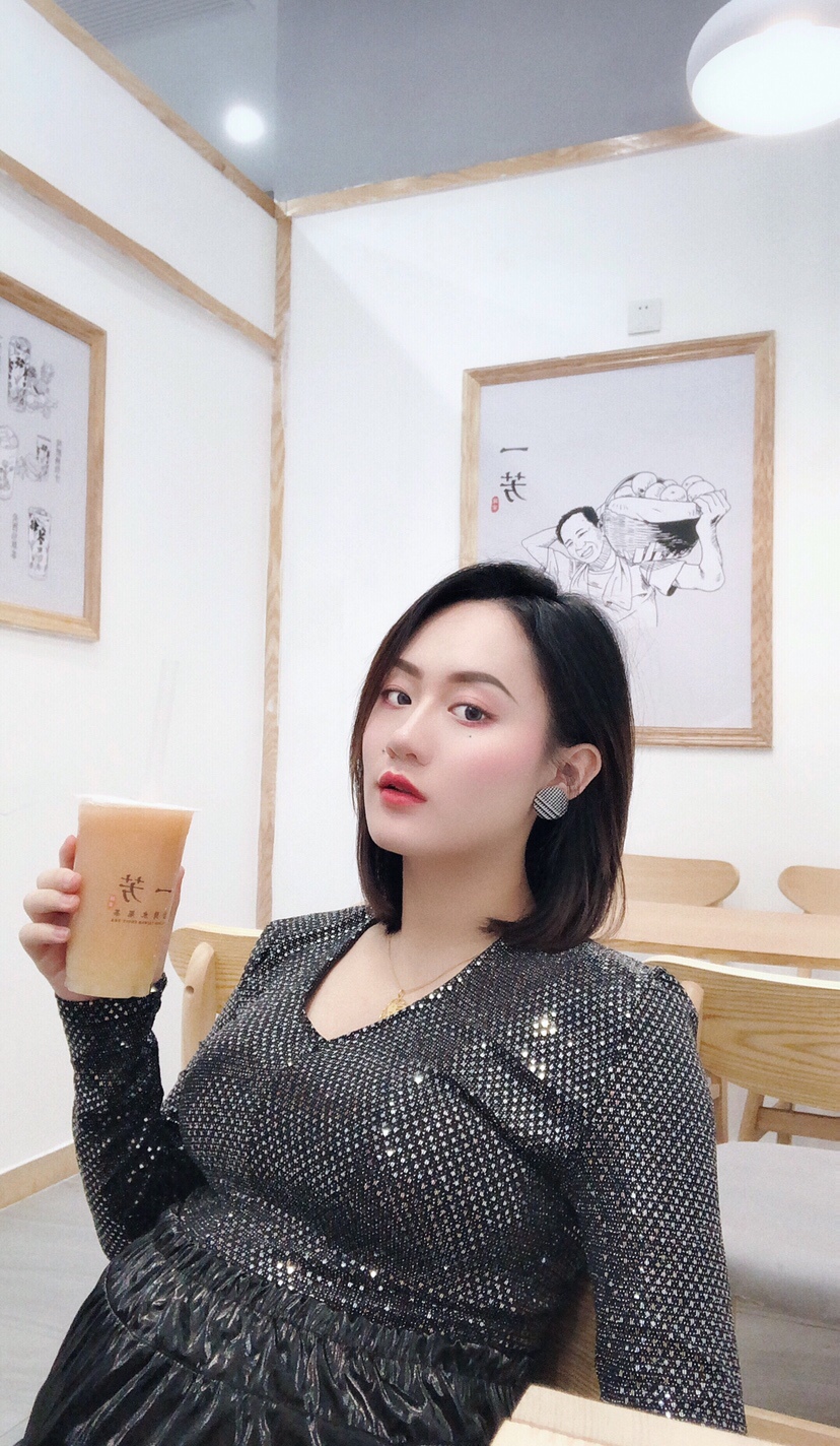 最后合体的甜蜜月份，
孕后期最后两个月会加重疲惫感，但是麻麻们千万千万不能懒哦，孕后期我还是每天坚持一万多步，快走，不是慢悠悠那种（灵活孕妇🤰🏻）才能超快顺产～我小儿子没让我受什么苦，生出来白白的，小鼻子和比四维拍的时候还高些🥰好期待满月之后的小脸，感觉每天都在变👶🏻🥰🥰🥰🥰🥰