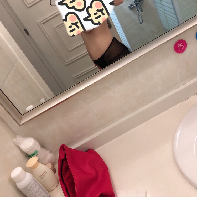 2月24號順產，這是26號來學月子中心后拍的，懷孕時擔心生完之後肚子的肉肉怎麼辦，沒想到才三天就恢復到這樣了，有些驚喜😑