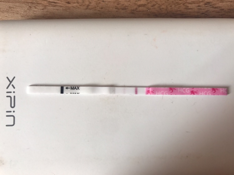 1月23号来得大姨妈，现在都还没来，今天早上用试纸测了一下不知道是不是有了。因为我大姨妈也是一直推迟，所以备孕好久了都没中，好怕这次也是😭😭