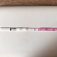 1月23号来得大姨妈，现在都还没来，今天早上用试纸测了一下不知道是不是有了。因为我大姨妈也是一直推迟...