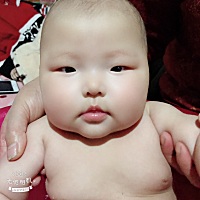 到现在w我的宝宝还是干干净净的白净样子。希望你一直这么白净。 我