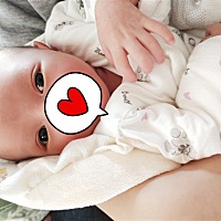 完美的继承了父母的所有优点，大眼睛高鼻梁小嘴巴，瓜子脸还有白白的肤色和修长的手指头，怀孕了一直没...