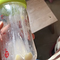 你们买的爱他美会结块吗。我之前的奶粉不会。用的恒温都是50度。爱他美次次结块。咋办