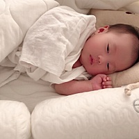 从早上10点站着抱到夜里1点多才睡，中间也就睡了1个小时，还有喝奶的时间坐着，我的腰，打麻醉的地方扛...