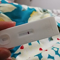 各位老铁，帮我看下啊，这是同房后第十二天测得，是不是有一一条很浅的线，是不是怀孕了？？？但第二天...