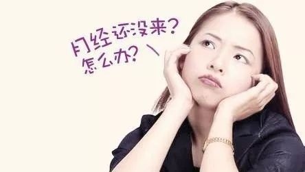 月经周期与怀孕有何关系？
月经是女性健康的晴雨表，女性月经是否正常，与女性能否健康好孕也有很重要的关系。女性正常情况下月经是呈现规律的周期性，女性的月经周期范围平均是28天，周期在21～35天之间都属于正常的。
月经周期低于21天
如果月经周期低于21天，常常同时伴有黄体功能不足，大多会存在黄体过早衰退，造成黄体期明显缩短导致的月经周期偏短。
对于少数正常排卵的，当然不影响受孕；但对于周期较短的大多数女性来说，往往要么是卵子发育不好，进而黄体功能不足，要么是黄体早衰，容易造成流产，因而影响受孕。
月经周期超过35天
对于月经周期超过35天的，很多人认为只要有排卵就不影响受孕，其实还是有影响的，一是因为卵子发育速度慢，不容易生长成为饱满的、透声好的优质卵子；二是卵子在排出后往往会延续前面的缓慢发育的速度，那么受精卵就有可能在后来有丝分裂中出错，导致胚胎的染色体异常，从而发生流产。
如果女性的月经周期发生变化，变长或者变短，虽然仍比较规律，但仍然要引起注意。这可能提示卵巢的储备功能在下降，容易发生不孕。
行经时间小于3天
如果行经时间小于3天，可能是雌激素不足，卵泡发育不好，或者子宫发育不良，或者是子宫内膜太薄，想要孕育胎儿自然也比较困难。
经期超过7天
如果经期超过7天以上就是经期过长，这时候你就需要小心可能是疾病的困扰，雌激素分泌不足、黄体萎缩不全、黄体功能不足以及盆腔炎症、子宫内膜息肉、子宫内膜炎、子宫内膜异位症等均可引起月经过多和经期延长。
此外像是黄体萎缩不全和子宫内膜修复延缓都会使经期延长到10天以上。
而所有这些都会影响受孕的。女性经期延长和缩短一定要重视，一旦发现有经期异常，请尽早到医院接受诊治。