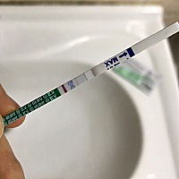 姐妹们 请问这是弱阳性吗？备孕一个月 不知道是不是有好结果了哈哈哈紧张