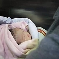 宝贝出生四天了。唯一不开心的宝贝不在身边。只在手术台上见了一眼。到现在还没好好看看她。抱抱她😭...