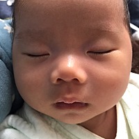 宝宝俩个月的时候多重呢？我家女儿出生六斤一两，现在差三天俩个月十斤还差一点点。这个体重是不是偏轻...