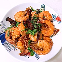 今天想吃大虾了 我家孩他爹就给我做了油焖大虾 醋溜土豆丝 刚做好一个 土豆丝还在制作中 😬给宝妈们看...