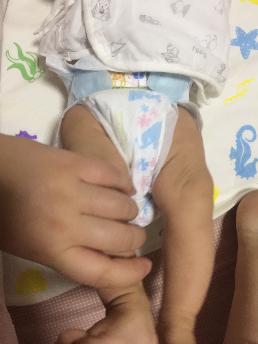 不知道为什么尿不湿老往下掉，是小还孩子不老实，你们的有这种情况吗，