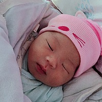 来看看我家宝宝这一个月的变化吧。我们还有2天就出月子了