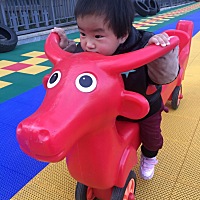 喜欢去幼儿园的小朋友