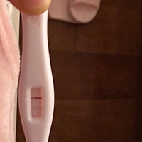 5分钟内的一条一浅，20分钟后的2条挺深的了，是怀上了嘛？有姨妈疼痛感，也到了姨妈日，昨天大姨妈本应...