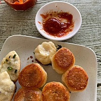 刚刚吃好早饭，今天还是在老家吃的锅贴包子配辣椒酱和骨头汤，今天吃的是离家近的一家，明显不如昨天的...