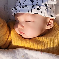 我们家的乖宝宝，从出生到现在晚上没闹过，晚上醒了就吃，吃饱就睡，现在马上100天了，每天都能睡整夜觉...