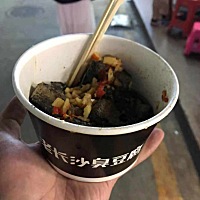 各位辣妈孕期都吃过哪些垃圾食品啊？最近出去玩吃了挺多垃圾食品的，吃的时候过瘾，吃完又觉得很大罪恶...