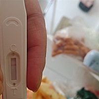 离经期还有3天，特别心塞，今天早晨测的，没中，不知道是试纸的原因还是我的原因，每次都是白板