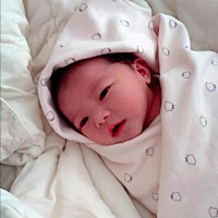 我家小棉袄出生喽，一出生就很白净，不哭不闹！圆了她爹的女儿梦