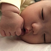 母乳喂养的三个多月的宝宝老是吐奶瓣出来，吐的还蛮多的次的，今天去医院医生让拍了CT，也没啥愁死老妈...