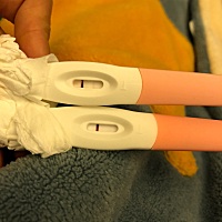 测了两支，一支一道红线，一支一深一浅，有没有怀啊？