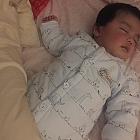 宝宝四个月了，右手的拇指内扣，左手的不会，百度说四个月了还内扣的可能是大脑损伤，明天要去体检了，...
