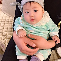 问一下圈里的哺乳期妈妈们。我宝宝三个月八天了。我怎么那么能吃。我以前从来不这么饿的。很贪吃。刚生...