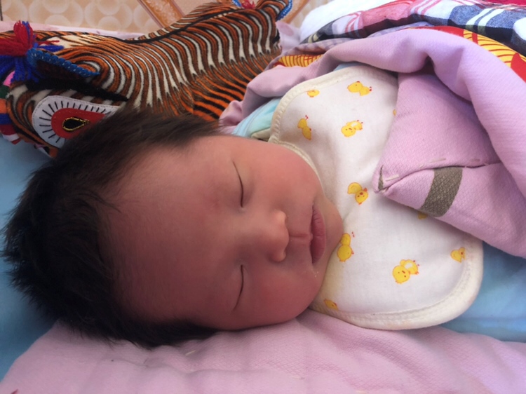 宝宝出生八天了，每天都有不同的变化。