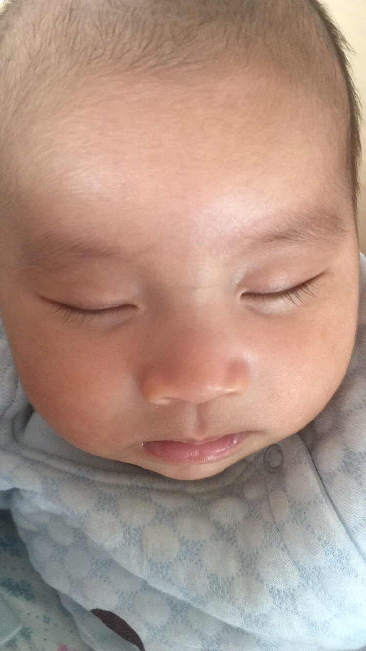 不是女孩子干嘛长那么长的睫毛！