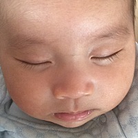 我们家的弟弟太幸福啦！俩个姐姐疼疼着他，爸爸妈妈爱着他，爷爷奶奶宠着他！俩个姐姐每天不停的跟弟弟...