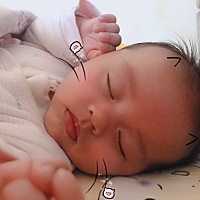 为什么每次吃完奶睡着了一放下床就像条虫子一样扭来扭去，手舞足蹈，而且还容易吐奶，你们的宝宝有这种...