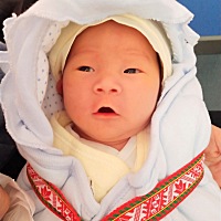 朱妹妹出生几天了，出医院才看见她。感觉她好小好小。都不敢碰。回来第一个晚上。眼睛就睁得大大的。爸...