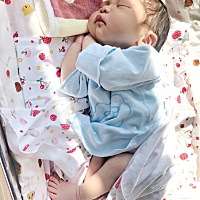 请问各位宝妈，出生七天的新生儿一般是怎么喂养的？我们家的宝宝现在吸完母乳后只能睡一个小时左右，然...