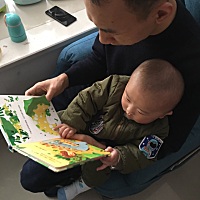 我们6个月了，喜欢看恐龙🦖书，可就还不翻身(｡ì _ í｡)