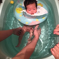 今天在家首次尝试游泳，刚开始不哭，最后哭的撕心裂肺😄