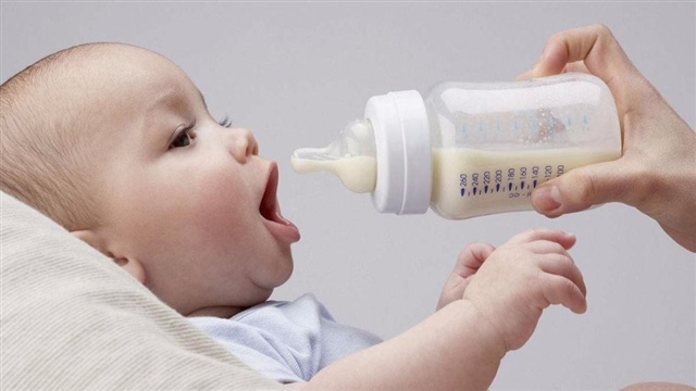 正确冲奶粉的方法你知道吗？

就算孩子是喝母乳的，但是爸爸妈妈也少不了机会去接触奶粉。冲奶粉可不是什么简单的事情，并不是单纯将水喝奶粉混合在一起就完事了。快来看看冲奶粉常见的三个错误，你有没有犯？

1、水温
很多人都错误的观念那就是冲粉末状的东西时，水的温度是越高越好。虽然水的温度越高，溶解度就会越高，但是奶粉中的很多活性物质也有可能被水的高温杀死，导致营养价值的降低。当然水的温度也不能太低，否则奶粉也是不能够完全溶解的，还会给宝宝的肠胃带来负担。

所以，一般来说40℃上下的水温冲奶粉是比较合适的。而且因为这个温度很接近体温，冲奶粉前还可以用手背的皮肤来感知温度，随时调整不适宜的温度。

2、冲调比例
我们在冲奶粉的时候，用的水量的多少、奶粉的多少，都会影响到冲调的浓度。因为宝宝的消化能力是非常弱的，奶粉如果冲的太浓就会引起消化问题，冲得太稀就会导致营养不良。

一般来说，不同的奶粉都有自己的标准和比例，所以在冲奶粉之前可以仔细阅读相关的说明。妈妈们也可以根据宝宝的表现来适当的提交的浓度，比如说宝宝便秘的时候就应该将奶粉的浓度调试的稀一点。

3、冲调的顺序
关于先加奶粉还是先加水，这个其实是有一定的顺序的。没有经验的爸爸妈妈们千万不可以按照自己的想象随意去冲奶粉，否则很可能会影响宝宝的食用。一般来说，要先往奶瓶中加入适量的水，同时要注意控制水的温度。然后，再将合适的奶粉倒入奶瓶中调试均匀。

通过上面，我们还是可以看出来冲奶粉也是有很多讲究的。如果奶粉冲的不合理，会大大影响奶粉的功效。因此，特别是新手的爸爸妈妈在调试奶粉的时候一定要格外的注意，不要一不小心好心办了坏事。如果实在不放心，可以找有经验的人来教教自己也是非常好的选择。