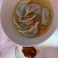 昨天睡晚了，11点多才睡，所以睡之前肚子疼了，老公立马就去给我煮了饺子🥟心机boy还自作主张剥了几个...