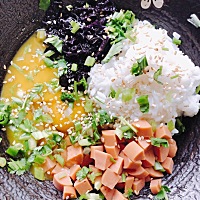 快手早餐——米饭饼 材料：米饭 鸡蛋 火腿肠 紫菜或者海苔 白芝麻 香菜香葱 盐 食用油 步骤： 1、米饭 ...