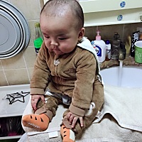 六个月21天啦！今天摸了一下、跳跳左边冒牙了！平常一拔下巴舌头就伸出来完全看不见😂😂……谁有办...