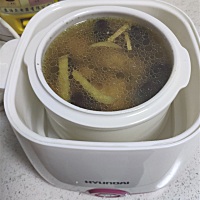 老公煲的鸽子红枣汤，味道还不错哦！