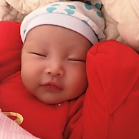 宝宝已经二十多天了。每次吃奶找奶头就会摇头 含住奶头就不摇了！这是怎么回事？正常吗？